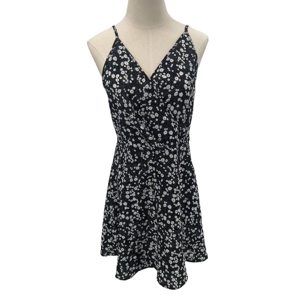 SHEIN Black White Floral Pleated V-Neck Mini Dress Size Medium Women’s